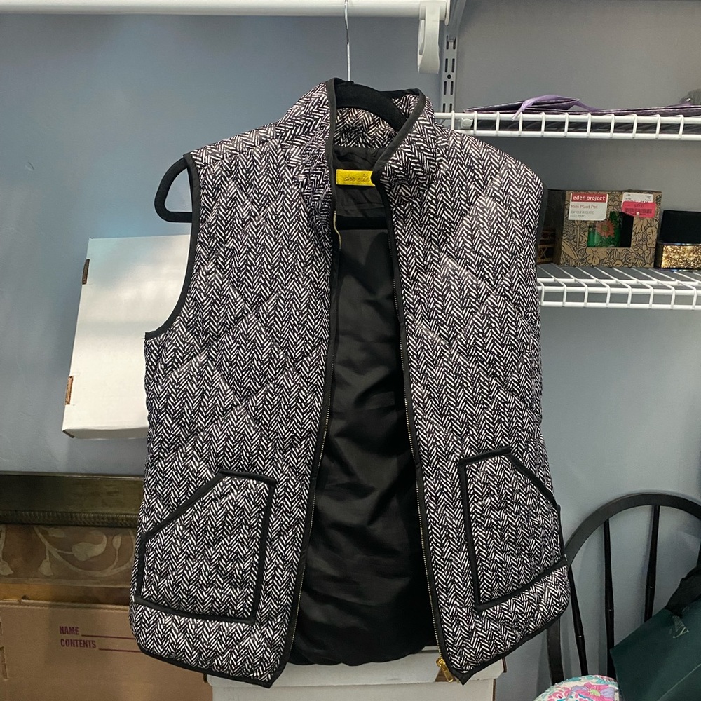 Stylish light weight vest with a cute pattern. Size large